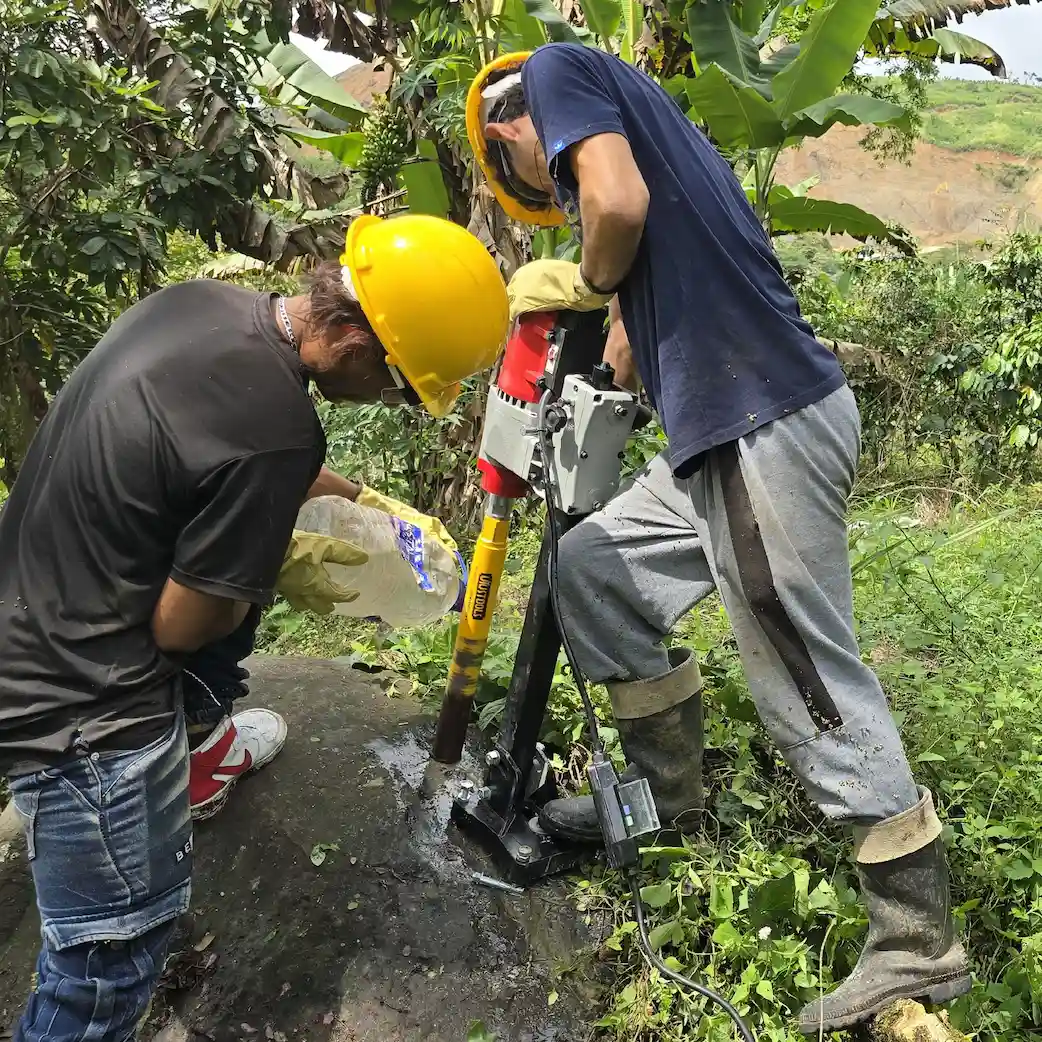 Extracción de núcleos en roca
